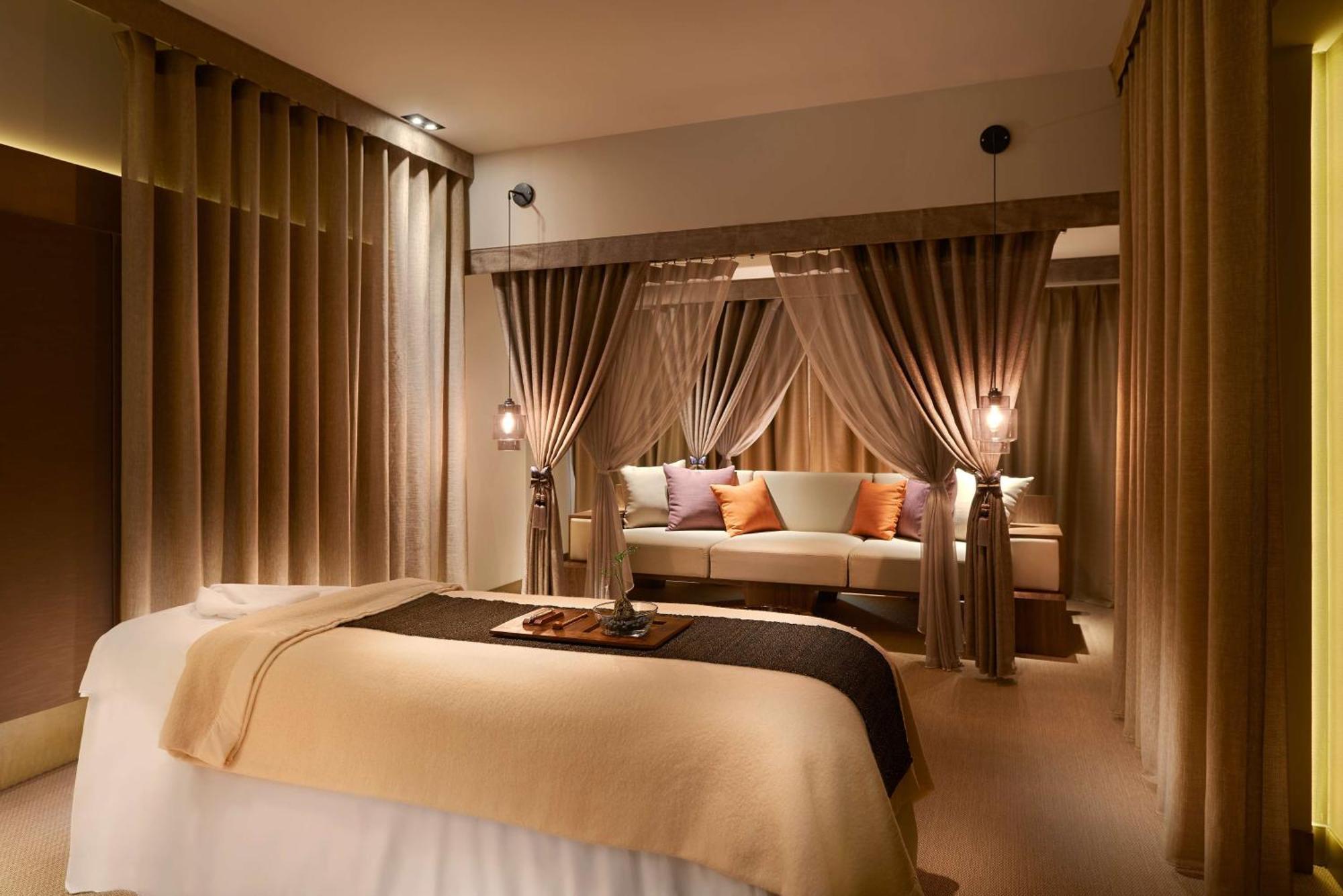 Grand Hyatt Taipei Otel Dış mekan fotoğraf A treatment room at the Four Seasons Spa