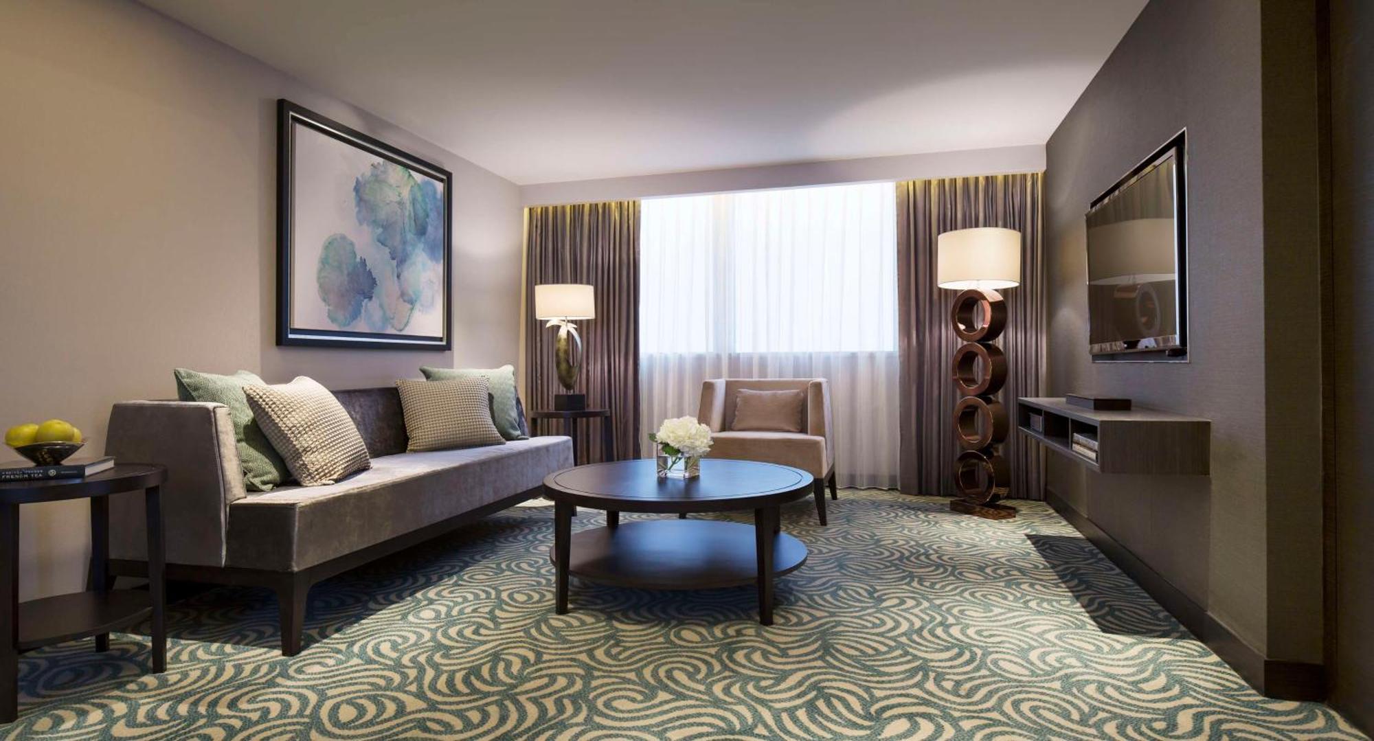 Grand Hyatt Taipei Otel Dış mekan fotoğraf A living room in a suite at the hotel