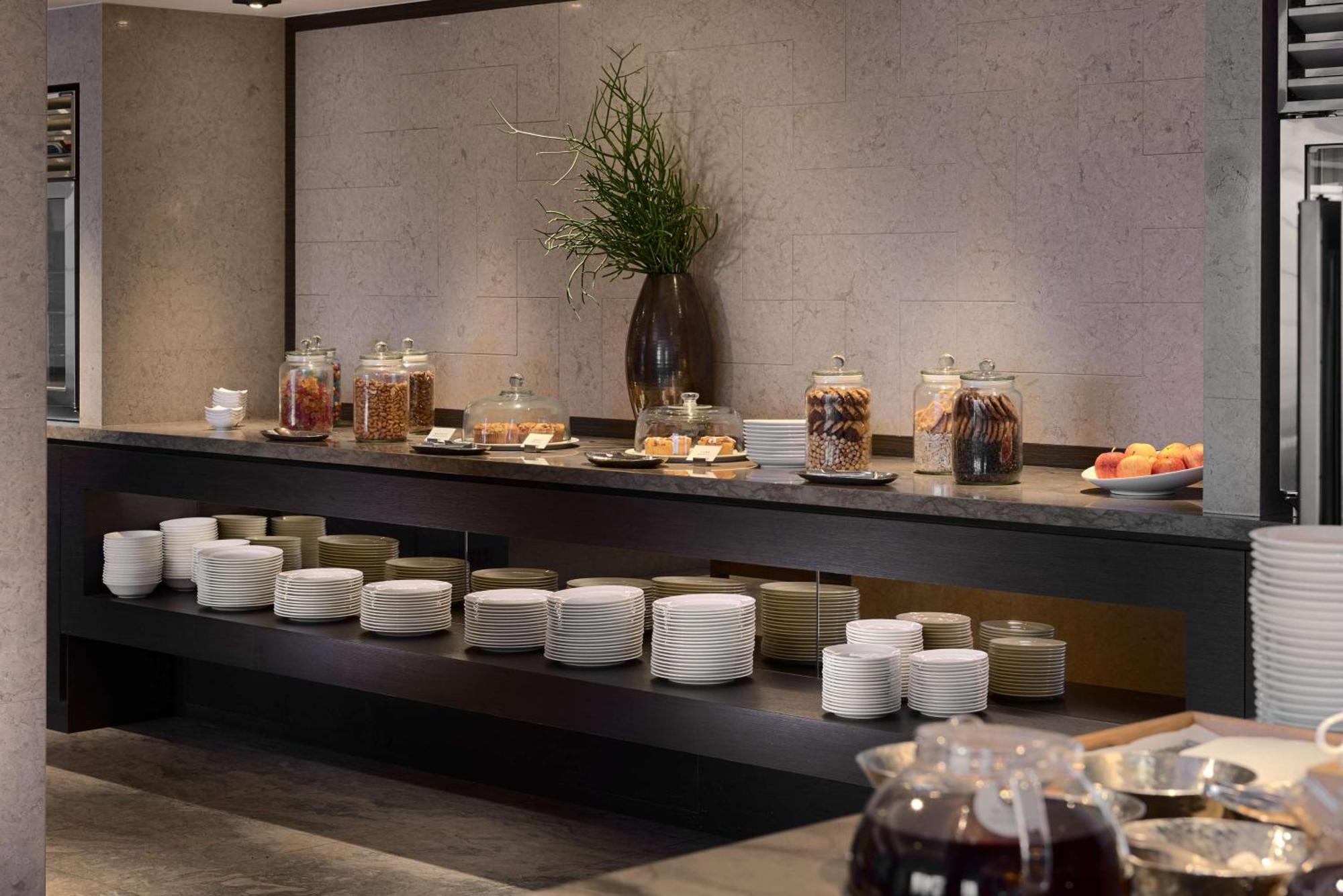 Grand Hyatt Taipei Otel Dış mekan fotoğraf A buffet at a hotel