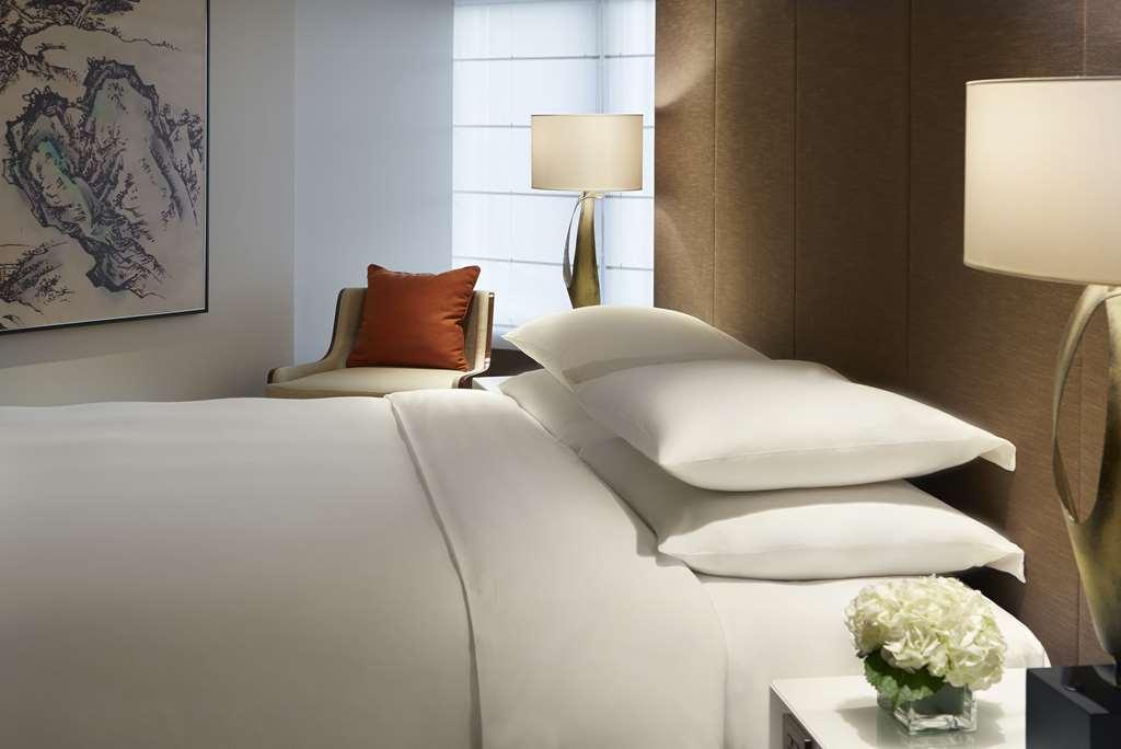 Grand Hyatt Taipei Otel Oda fotoğraf A guest room at the Four Seasons Hotel