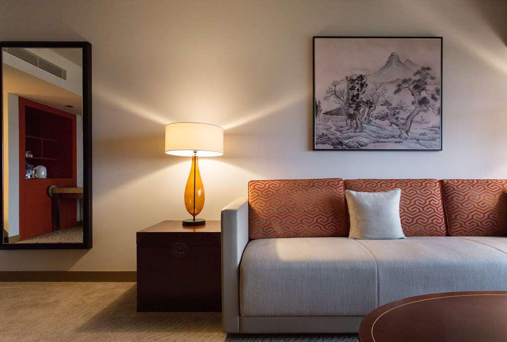 Grand Hyatt Taipei Otel Oda fotoğraf A living room in a suite at the hotel