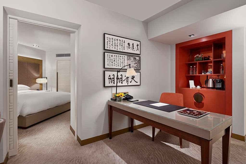 Grand Hyatt Taipei Otel Oda fotoğraf A suite at the Mandarin Oriental, Beijing